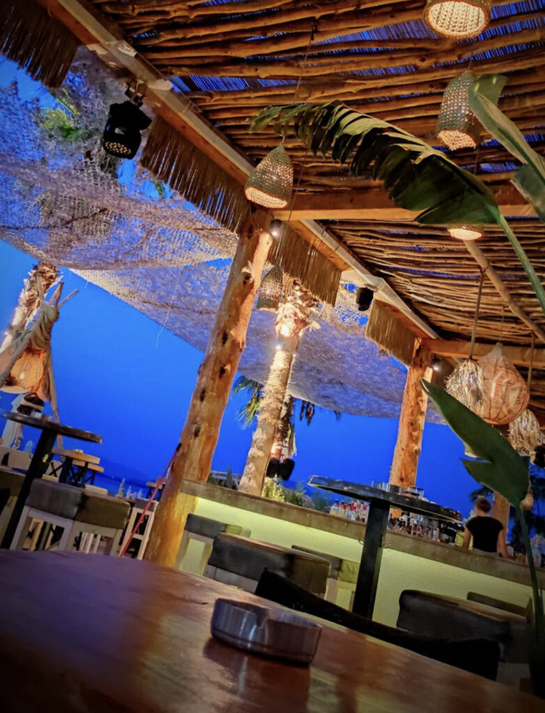 Beluga Beach Club — Ηχεία και φωτιστικά στον ξύλινο σκελετό του στεγάστρου Ηχεία και φωτιστικά στον ξύλινο σκελετό του στεγάστρου — Beluga Beach Club / Speakers and lighting fixtures on the canopy timber frame