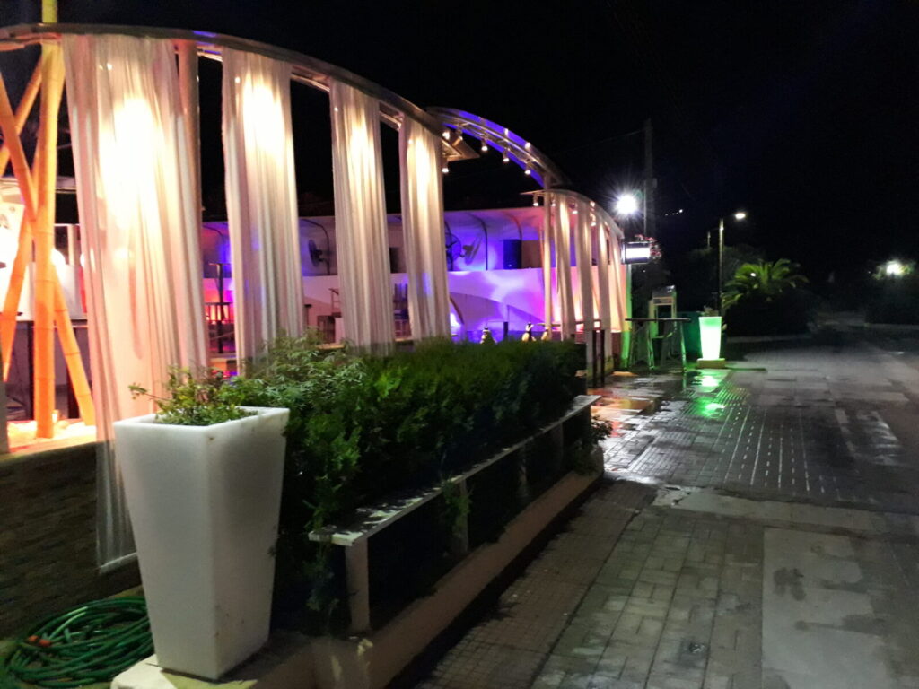 Beluga Beach Club — Φωτισμένη εξωτερική όψη και διάδρομος τη νύχτα Φωτισμένη εξωτερική όψη και διάδρομος τη νύχτα — Beluga Beach Club / Illuminated exterior and walkway at night