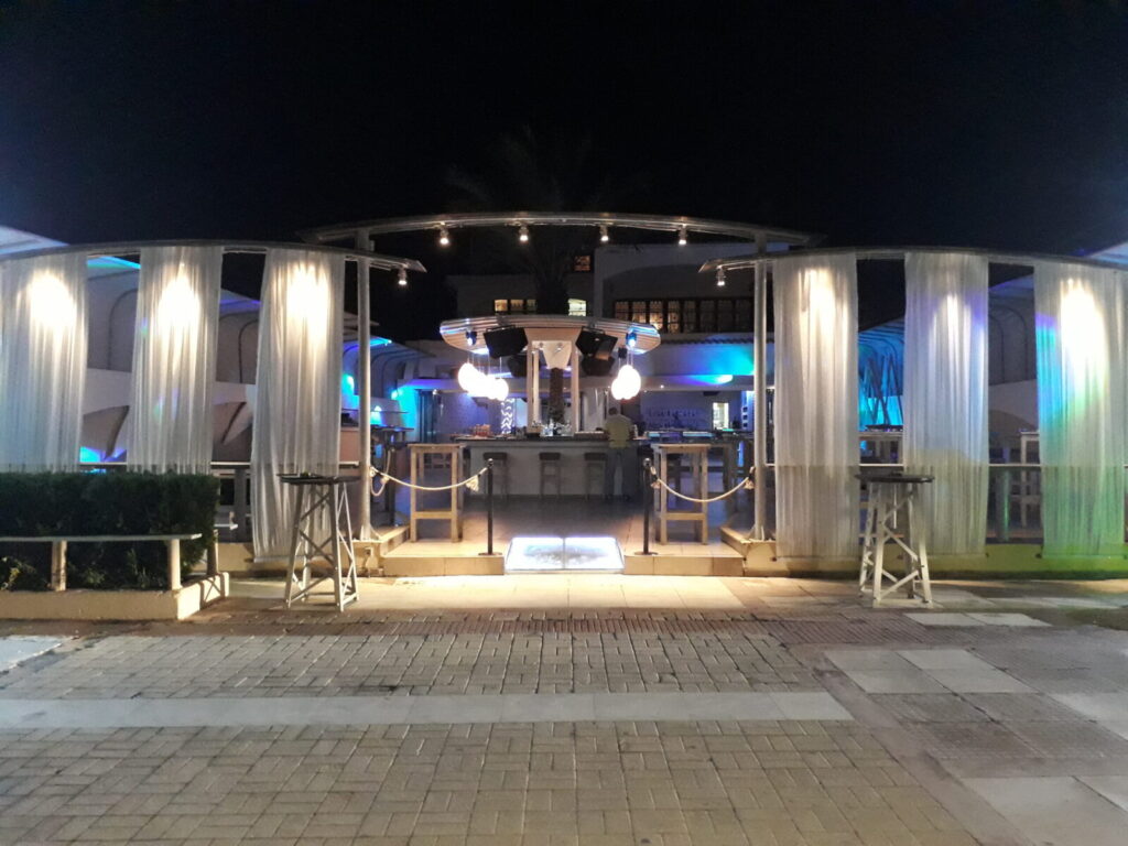 Beluga Beach Club — Φωτισμένος στεγασμένος χώρος με καθίσματα Φωτισμένος στεγασμένος χώρος με καθίσματα — Beluga Beach Club / Illuminated covered seating area
