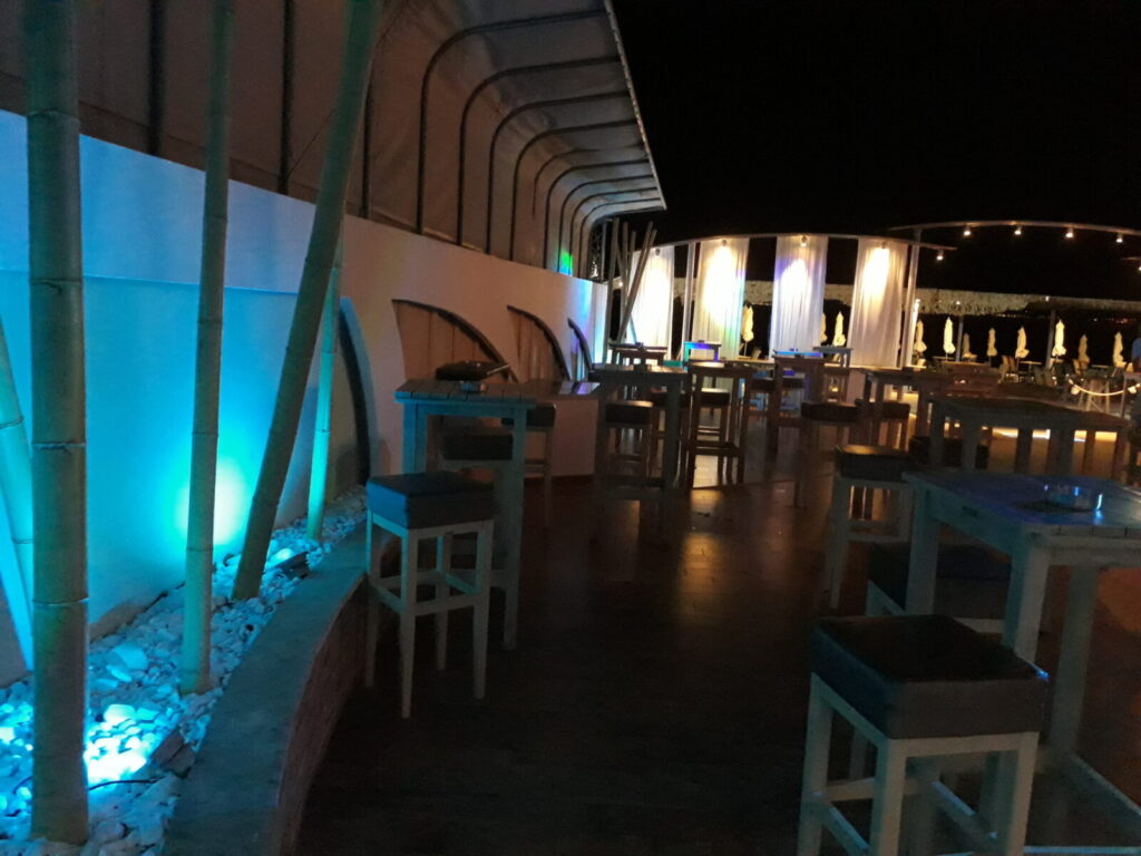 Beluga Beach Club — Τιρκουάζ φωτισμός σε καμπύλα στοιχεία της εξωτερικής όψης Τιρκουάζ φωτισμός σε καμπύλα στοιχεία της εξωτερικής όψης — Beluga Beach Club / Turquoise lighting on curved exterior elements