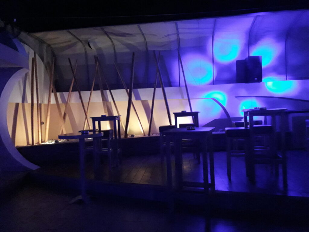 Beluga Beach Club — Μπλε και μωβ φωτισμός στον χώρο με καθίσματα Μπλε και μωβ φωτισμός στον χώρο με καθίσματα — Beluga Beach Club / Blue and purple lighting in the seating area