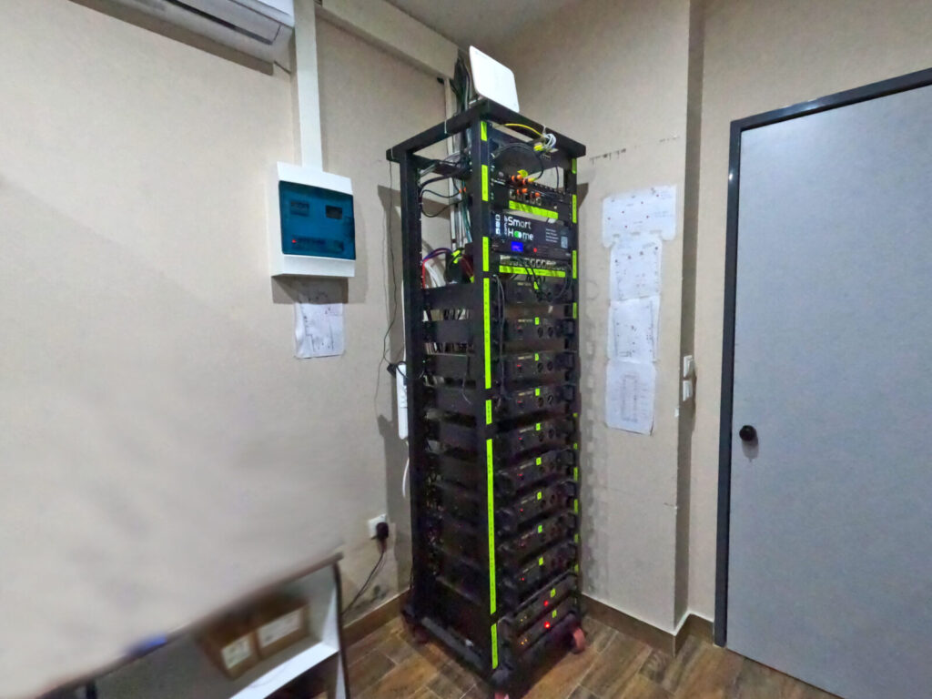 Beluga Beach Club — Rack εξοπλισμού στο control room Rack εξοπλισμού στο control room — Beluga Beach Club / Equipment rack in the control room
