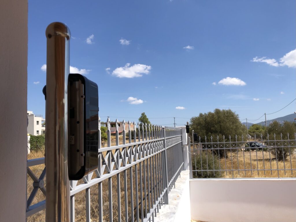 Έξυπνα συστήματα σε διπλοκατοικία — Περιμετρικός αισθητήρας στον φράχτη Περιμετρικός αισθητήρας στον φράχτη — Έξυπνα συστήματα σε διπλοκατοικία / Perimeter sensor on the fence