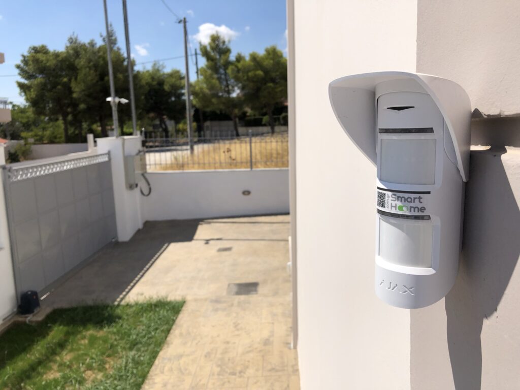 Έξυπνα συστήματα σε διπλοκατοικία — Εξωτερικός ανιχνευτής στην αυλή Εξωτερικός ανιχνευτής στην αυλή — Έξυπνα συστήματα σε διπλοκατοικία / Outdoor detector in the courtyard