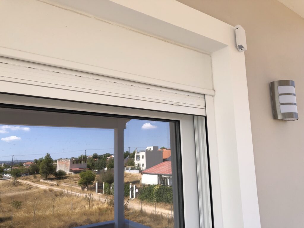 Έξυπνα συστήματα σε διπλοκατοικία — Ανιχνευτής δίπλα στο παράθυρο Ανιχνευτής δίπλα στο παράθυρο — Έξυπνα συστήματα σε διπλοκατοικία / Detector beside the window