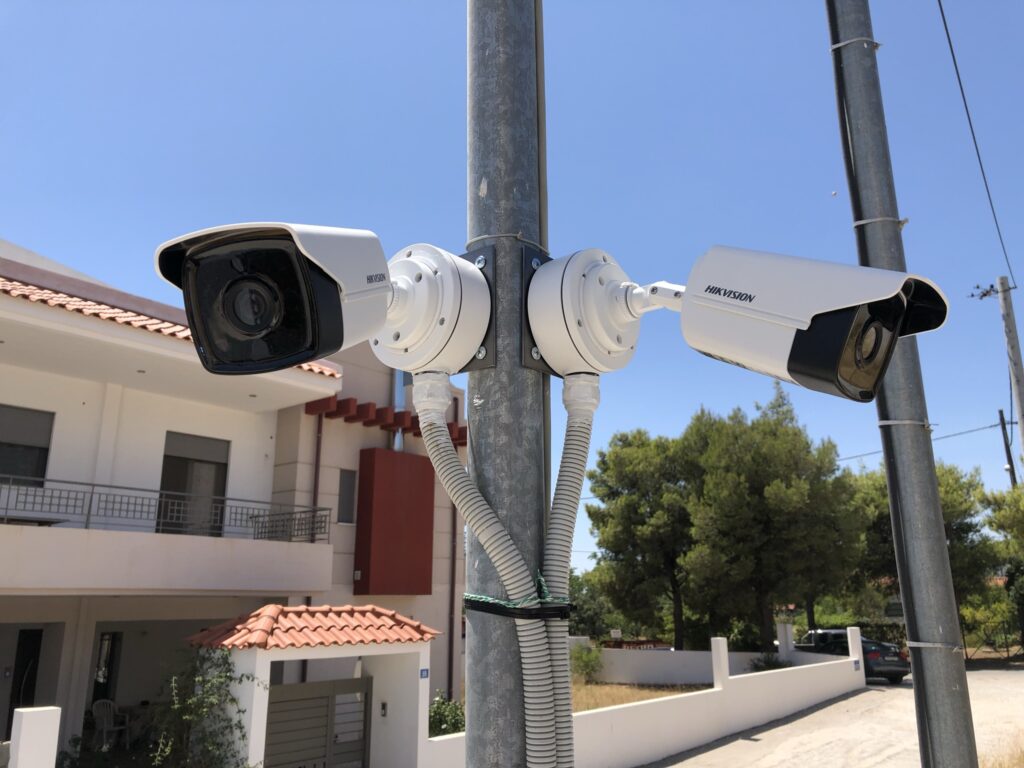 Έξυπνα συστήματα σε διπλοκατοικία — Δύο κάμερες σε κοινή βάση Δύο κάμερες σε κοινή βάση — Έξυπνα συστήματα σε διπλοκατοικία / Two cameras on a shared mount