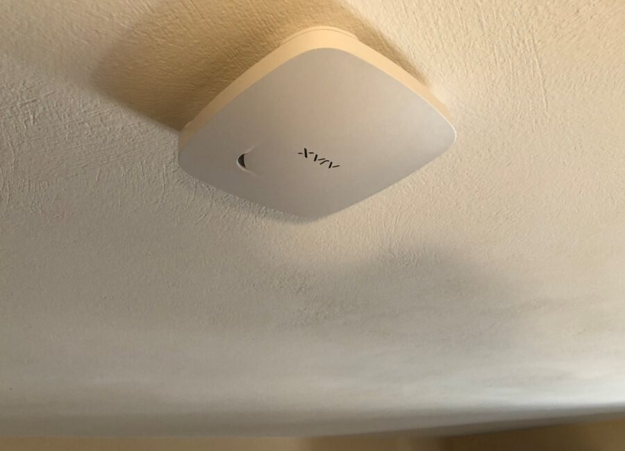 Smart Hotel στην Εύβοια — Σημείο πρόσβασης WiFi στην οροφή Σημείο πρόσβασης WiFi στην οροφή — Smart Hotel στην Εύβοια / Ceiling WiFi access point