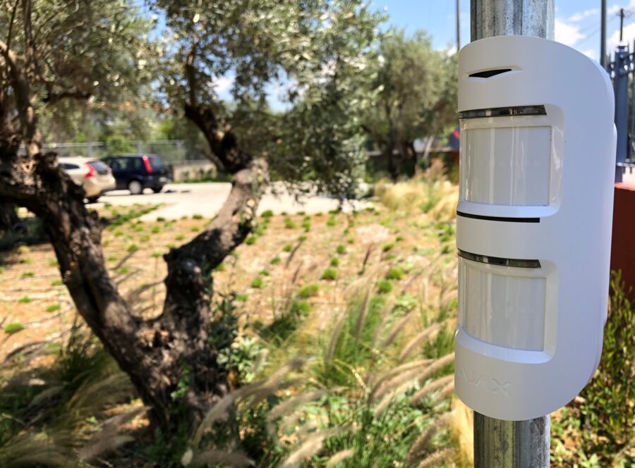 Smart Hotel στην Εύβοια — Εξωτερική προστασία με θέα στον κήπο Εξωτερική προστασία με θέα στον κήπο — Smart Hotel στην Εύβοια / Outdoor protection overlooking the garden