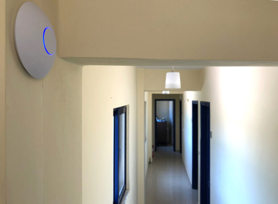 Smart Hotel στην Εύβοια — Επιτοίχιο σημείο πρόσβασης WiFi Επιτοίχιο σημείο πρόσβασης WiFi — Smart Hotel στην Εύβοια / Wall-mounted WiFi access point