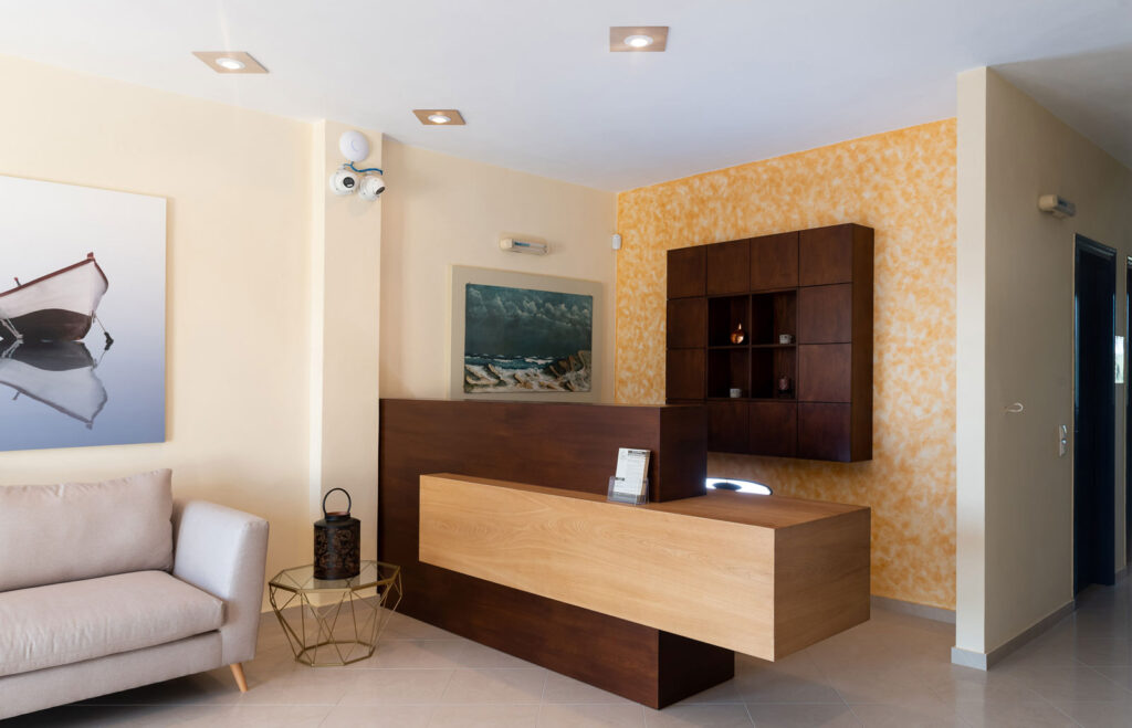 Smart Hotel στην Εύβοια — Χώρος υποδοχής του ξενοδοχείου Χώρος υποδοχής του ξενοδοχείου — Smart Hotel στην Εύβοια / Hotel reception area