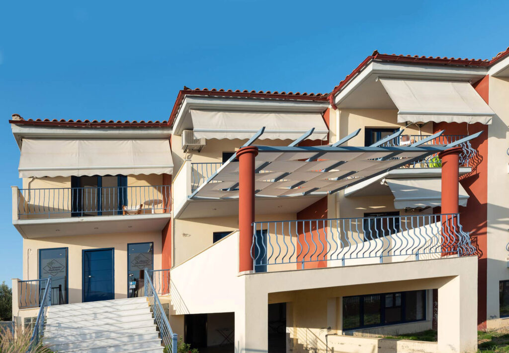 Smart Hotel στην Εύβοια — Εξωτερική όψη του ξενοδοχείου με μπαλκόνια Εξωτερική όψη του ξενοδοχείου με μπαλκόνια — Smart Hotel στην Εύβοια / Hotel exterior with balconies