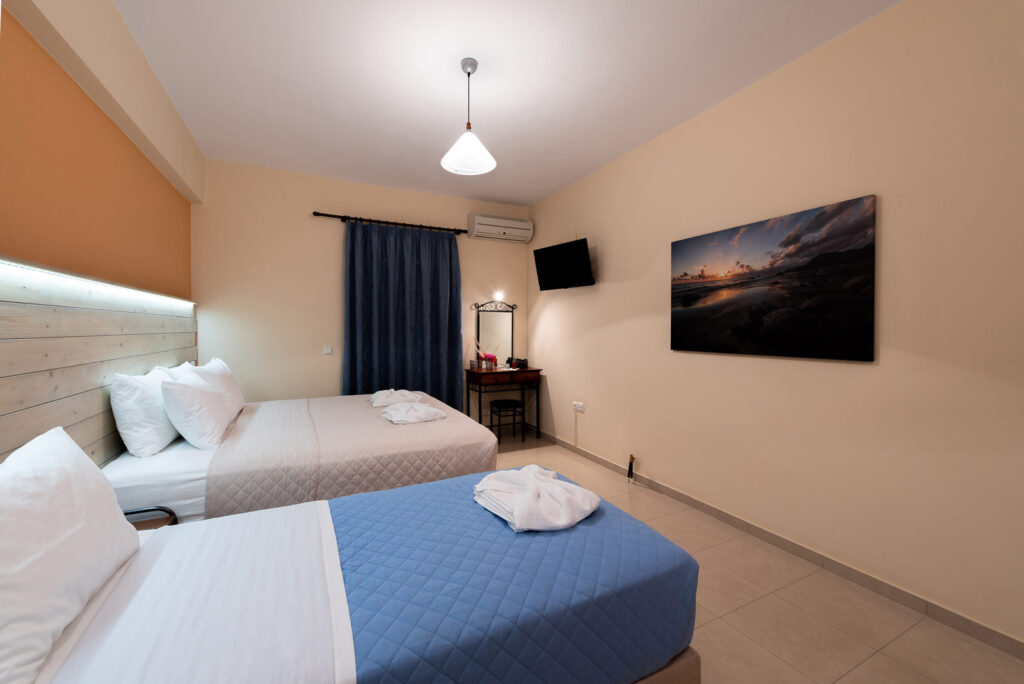 Smart Hotel στην Εύβοια — Δωμάτιο με διπλό κρεβάτι Δωμάτιο με διπλό κρεβάτι — Smart Hotel στην Εύβοια / Room with a double bed