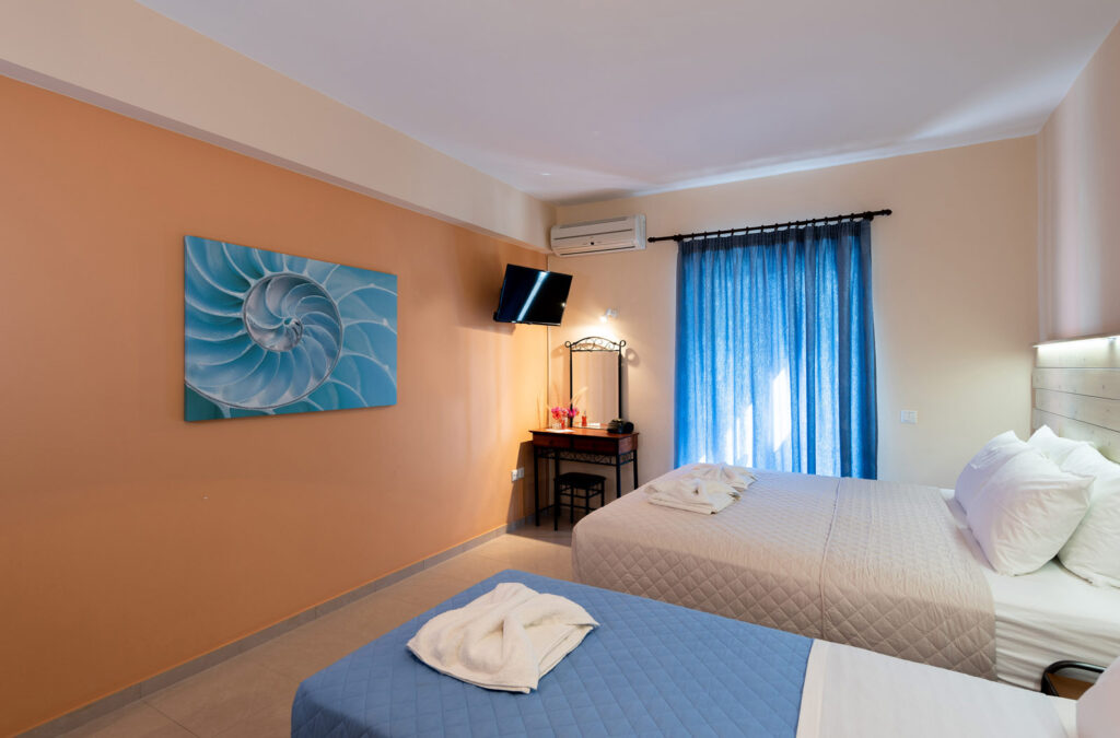 Smart Hotel στην Εύβοια — Δωμάτιο με δύο μονά κρεβάτια Δωμάτιο με δύο μονά κρεβάτια — Smart Hotel στην Εύβοια / Room with twin beds
