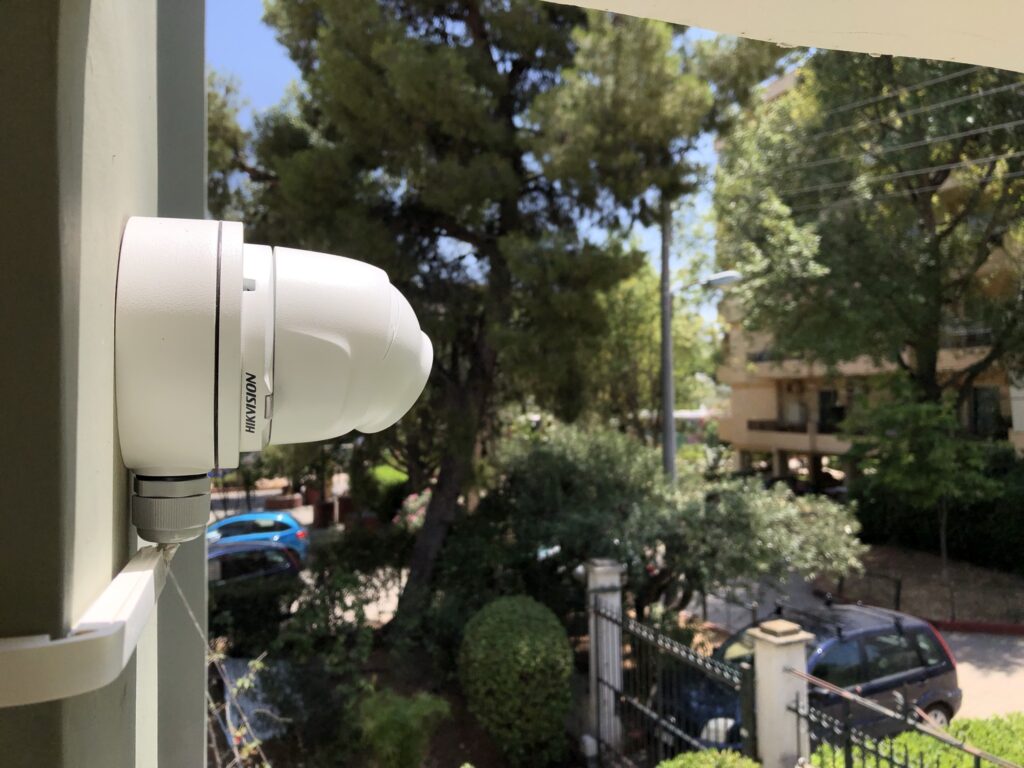Έξυπνα συστήματα σε μονοκατοικία — Κάμερα ασφαλείας στον κήπο Κάμερα ασφαλείας στον κήπο — Έξυπνα συστήματα σε μονοκατοικία / Garden security camera