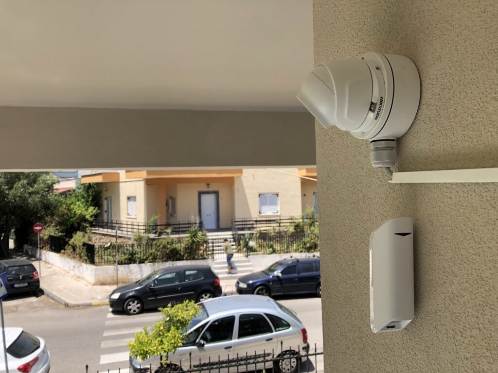 Έξυπνα συστήματα σε μονοκατοικία — Ανιχνευτής στη στεγασμένη βεράντα Ανιχνευτής στη στεγασμένη βεράντα — Έξυπνα συστήματα σε μονοκατοικία / Detector on the covered veranda