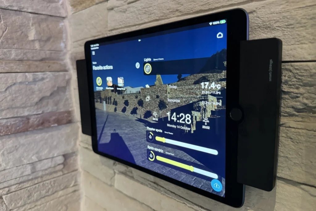 iPad στην αφαιρούμενη επιτοίχια βάση iPad στην αφαιρούμενη επιτοίχια βάση