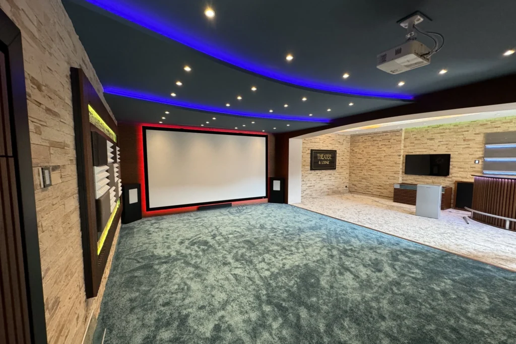 Ο χώρος του theater και το lounge Ο χώρος του theater και το lounge