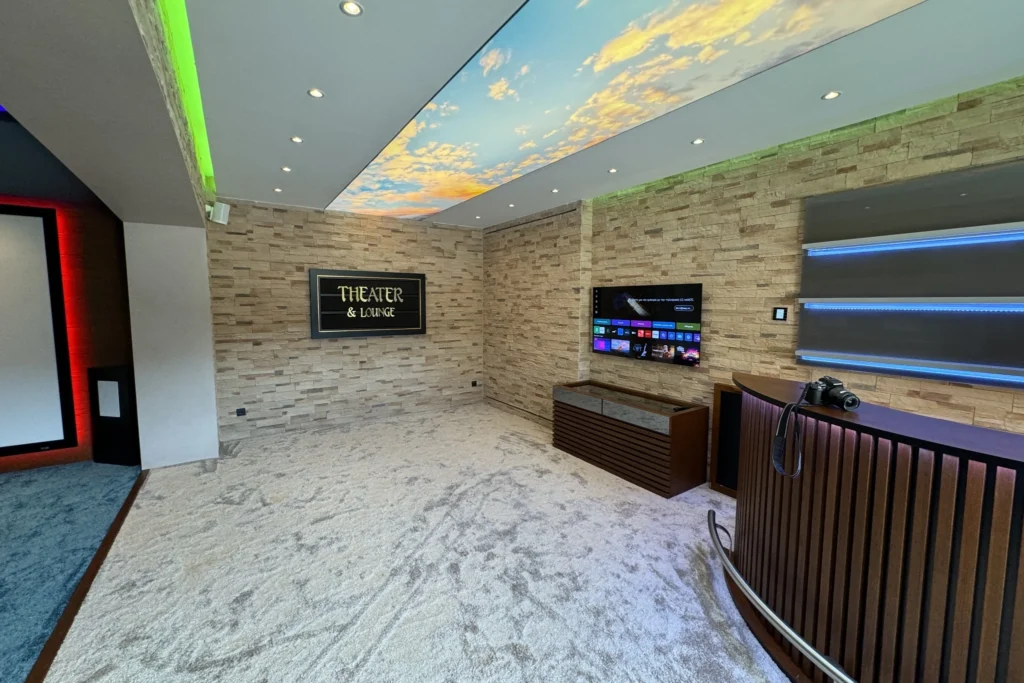 Lounge με bar και φωτιζόμενη οροφή Lounge με bar και φωτιζόμενη οροφή