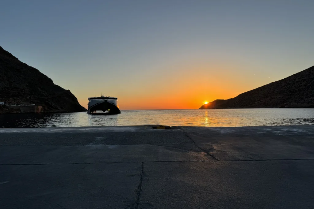 Ηλιοβασίλεμα στον κόλπο της Σίφνου Ηλιοβασίλεμα στον κόλπο της Σίφνου