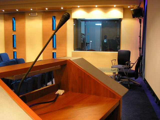 Συνεδριακή αίθουσα — 09 Θάλαμος διερμηνείας με μικρόφωνο και οπτική επαφή με την αίθουσα