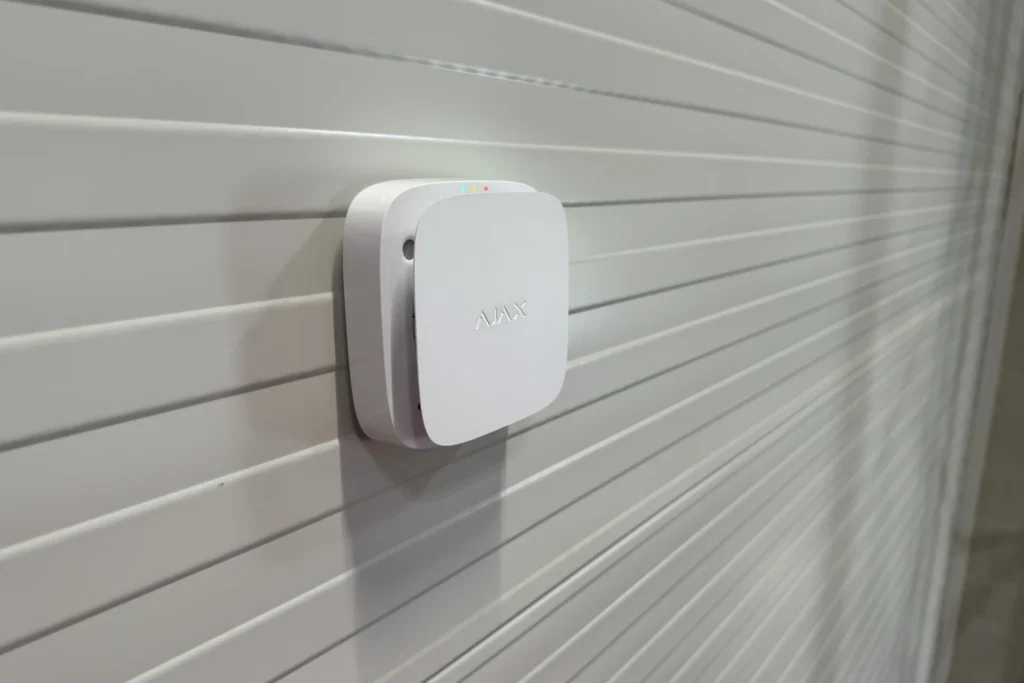 Wall-mounted WiFi access point Wall-mounted WiFi access point