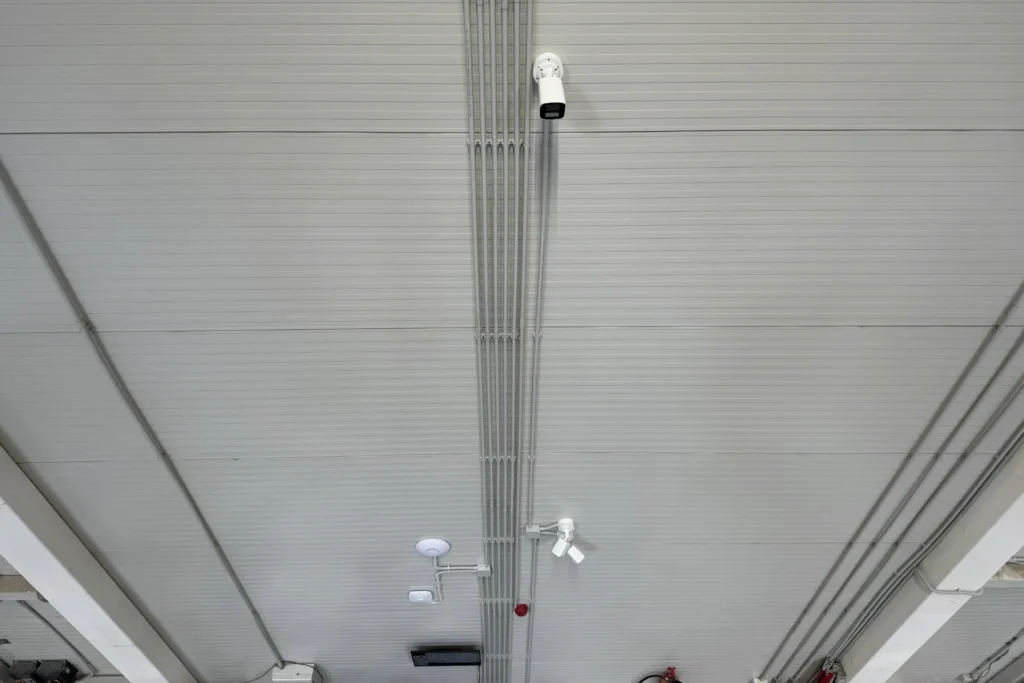 Vertical cable routes and an indoor warehouse camera Vertical cable routes and an indoor warehouse camera