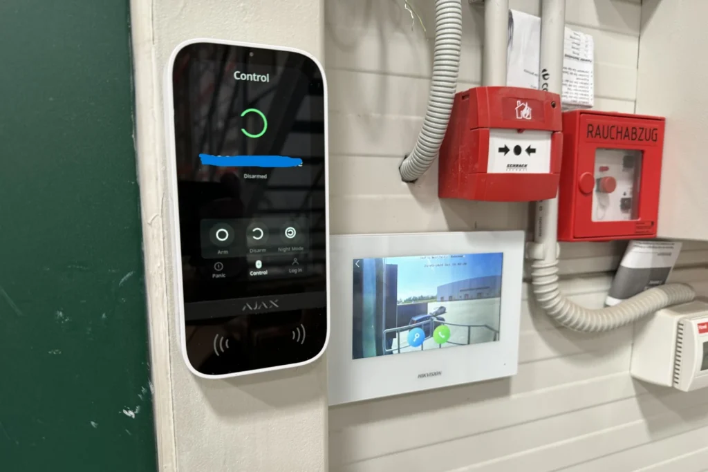 Alarm touch keypad and indoor video intercom screen Alarm touch keypad and indoor video intercom screen