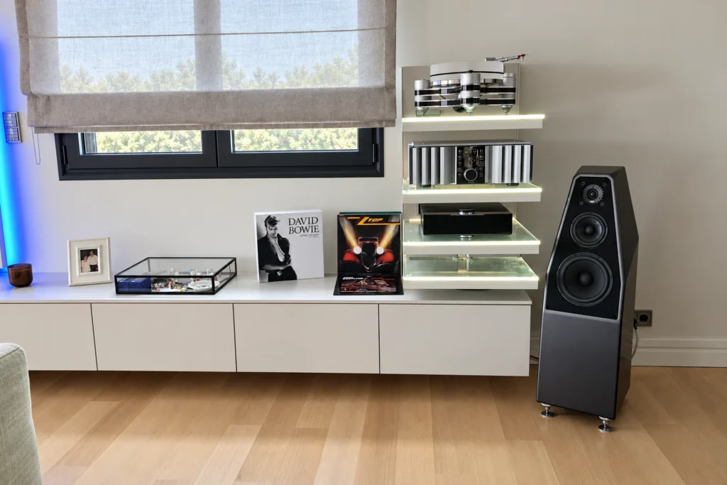 HiFi rack με φωτιζόμενα γυάλινα ράφια και ηχείο δαπέδου