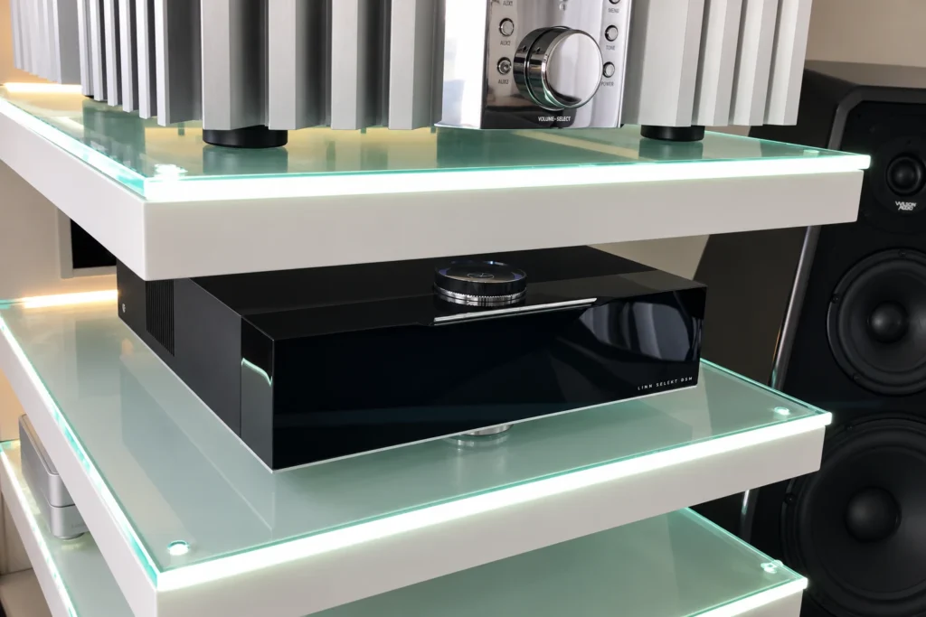 Λεπτομέρεια συσκευών HiFi σε φωτιζόμενα γυάλινα ράφια