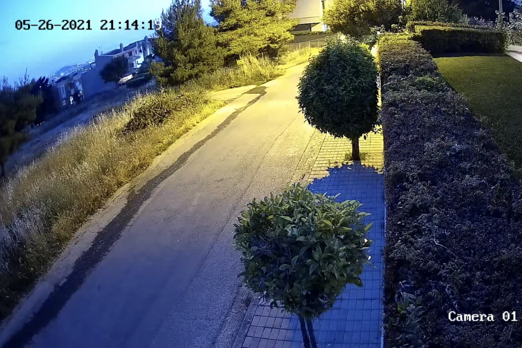 Έγχρωμο νυχτερινό στιγμιότυπο εξωτερικού διαδρόμου από την κάμερα