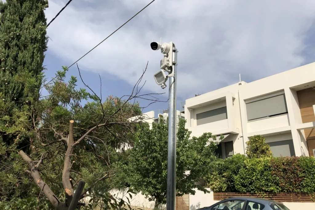 Ειδική κολώνα με κάμερα και προβολέα στον κήπο μονοκατοικίας 650 τ.μ.