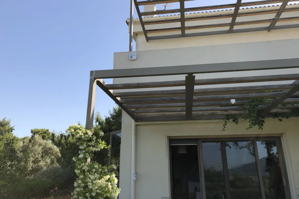 Εξωτερική όψη κατοικίας με εξοπλισμό περιμετρικής προστασίας