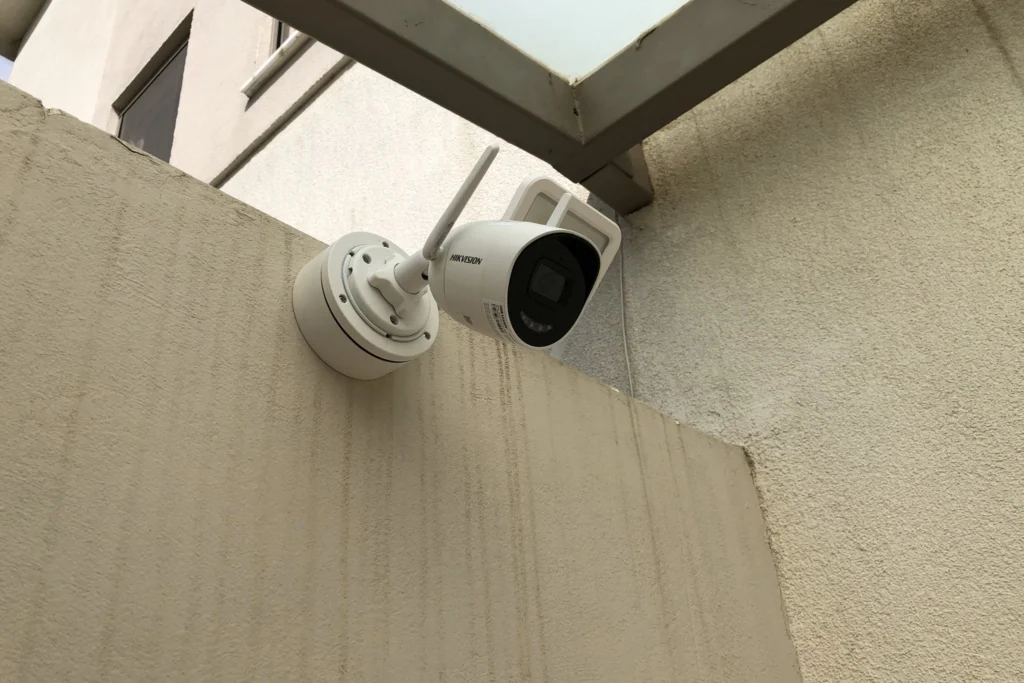 Εξωτερική κάμερα WiFi τοποθετημένη κάτω από την πέργκολα