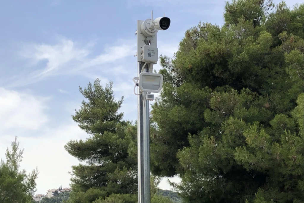 Κάμερα και προβολέας με αισθητήρα κίνησης σε ειδική κολώνα