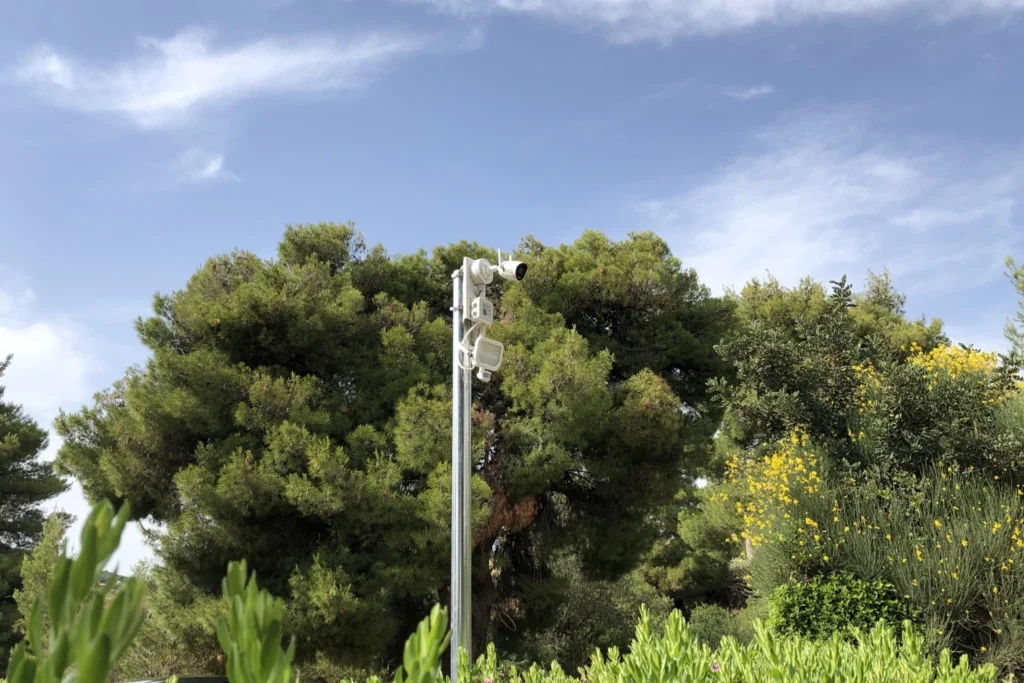 Ειδική κολώνα επιτήρησης ανάμεσα στη βλάστηση του κήπου