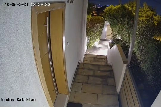 Νυχτερινή εικόνα της εισόδου της κατοικίας από την κάμερα